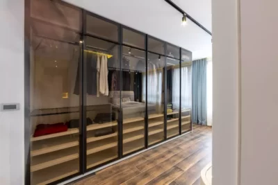 vestidor con puertas de cristal