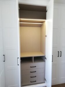 armario puertas abatibles con luz led