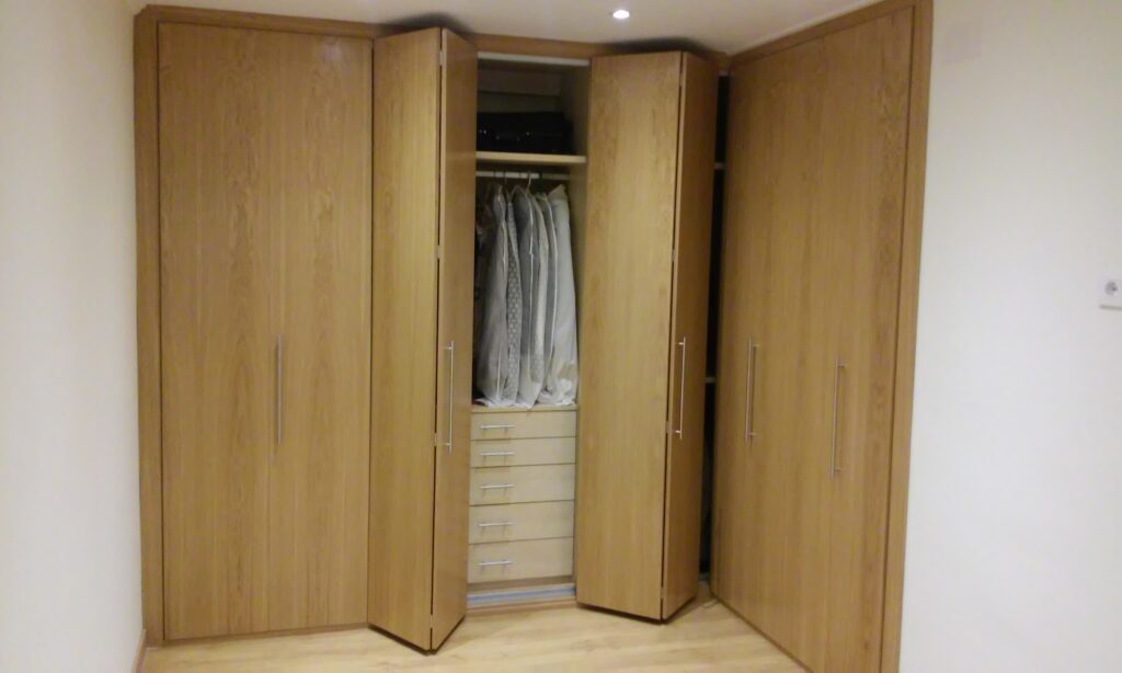 armario de puertas plegables